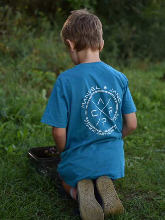 Carp Fishing Partners T-Shirt bedruckt mit deinem Wunschtext. Tolles Geschenk für Jungangler und den angelnden Nachwuchs.