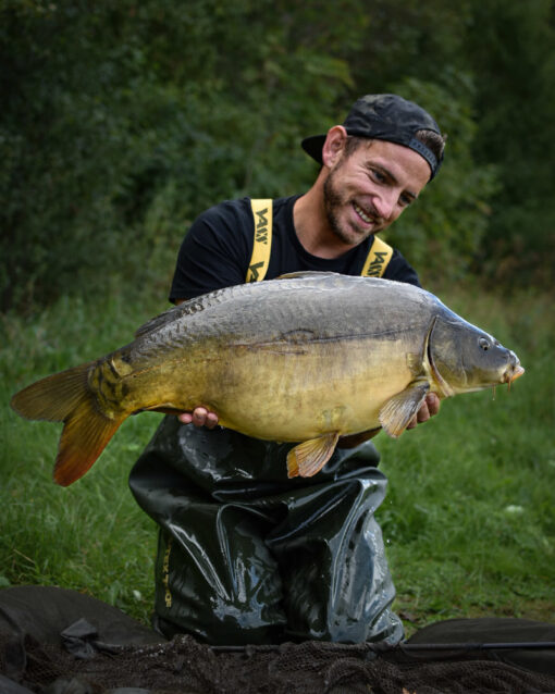 Carp Fishing Partners T-Shirt für Karpfenangler. Personalisiertes Karpfen Shirt mit Wunschtext bedruckt - das perfekte Geschenk für Angler.