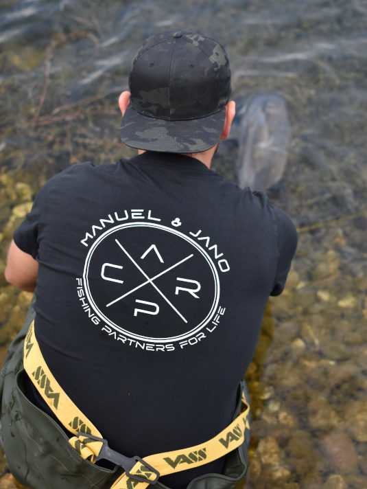 Carp Fishing Partners T-Shirt bedruckt mit deinem Wunschtext. Tolles Geschenk für angelnde Väter.