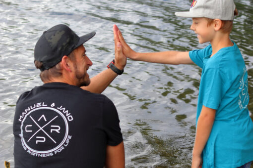 Carp Fishing Partners T-Shirt für Karpfenangler - perfekt für Vater und Sohn beim Angeln. Personalisiertes Karpfen Shirt mit Wunschtext bedruckt - das perfekte Geschenk für Angler.