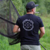 Carp Fishing Partners T-Shirt für Karpfenangler. Personalisiertes Karpfen Shirt mit Wunschtext bedruckt - das perfekte Geschenk für Angler.