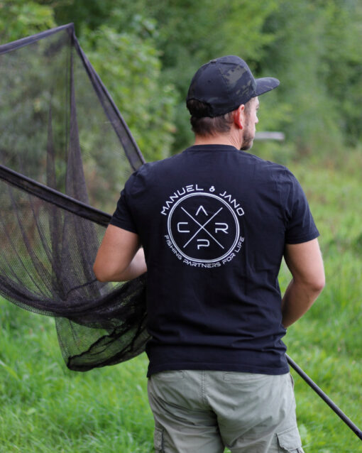 Carp Fishing Partners T-Shirt für Karpfenangler. Personalisiertes Karpfen Shirt mit Wunschtext bedruckt - das perfekte Geschenk für Angler.