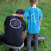 Carp Fishing Partners T-Shirt für Karpfenangler - perfekt für Vater und Sohn beim Angeln. Personalisiertes Karpfen Shirt mit Wunschtext bedruckt - das perfekte Geschenk für Angler.