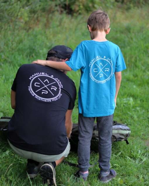 Carp Fishing Partners T-Shirt für Karpfenangler - perfekt für Vater und Sohn beim Angeln. Personalisiertes Karpfen Shirt mit Wunschtext bedruckt - das perfekte Geschenk für Angler.