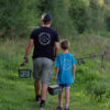 Carp Fishing Partners T-Shirt für Karpfenangler - perfekt für Vater und Sohn beim Angeln. Personalisiertes Karpfen Shirt mit Wunschtext bedruckt - das perfekte Geschenk für Angler.