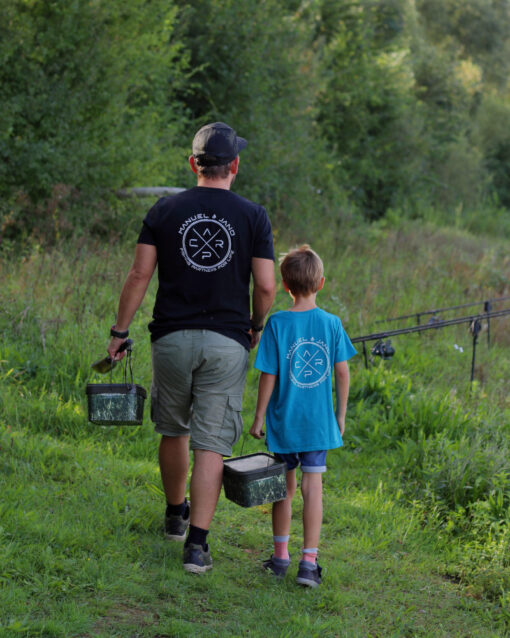 Carp Fishing Partners T-Shirt für Karpfenangler - perfekt für Vater und Sohn beim Angeln. Personalisiertes Karpfen Shirt mit Wunschtext bedruckt - das perfekte Geschenk für Angler.