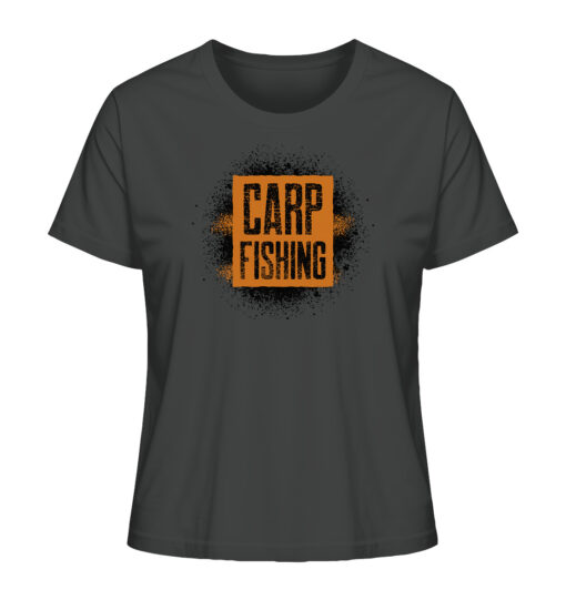 Bio Karpfen T-Shirt für Anglerinnen: anthrazitfarbenes Carp fishing sprayed Bio Carp Shirt für Karpfenanglerinnen.