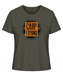 Bio Karpfen T-Shirt für Anglerinnen: olivgrünes Carp fishing sprayed Bio Carp Shirt für Karpfenanglerinnen.