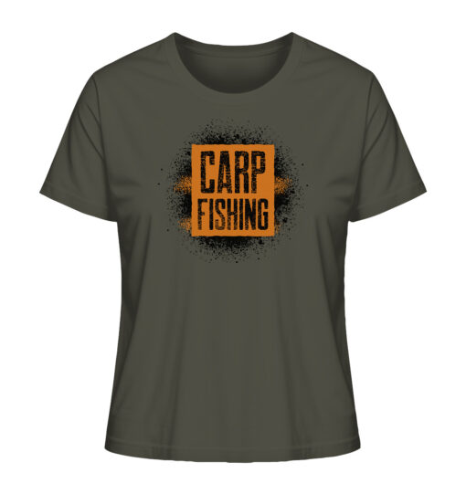 Bio Karpfen T-Shirt für Anglerinnen: olivgrünes Carp fishing sprayed Bio Carp Shirt für Karpfenanglerinnen.