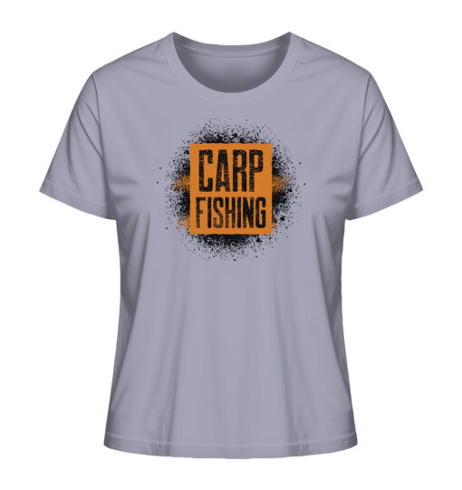 Bio T-Shirt für Anglerinnen: lavendelfarbenes Carp fishing sprayed Bio Carp Shirt für Karpfenanglerinnen.