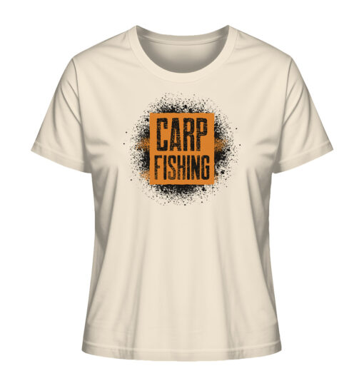 Bio Karpfen T-Shirt für Anglerinnen: naturweißes Carp fishing sprayed Bio Carp Shirt für Karpfenanglerinnen.