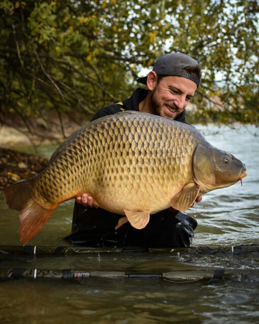 Beim Karpfenangeln braucht man einen warmen Pullover. Der Carp Fishing Bio Hoodie ist extra warm.