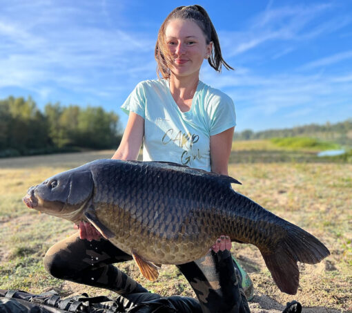 Carp Girl Damen Karpfen T-Shirt für Karpfenanglerinnen. Besondere T-Shirts für Anglerinnen von 27Wraps.