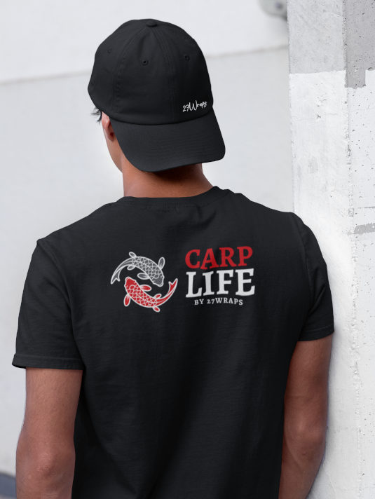 T-Shirts für Angler - tolle Angler Geschenke von 27Wraps. Das Carp Life Karpfen T-Shirt mit Rückendruck ist ein tolles Geschenk für Karpfenangler.