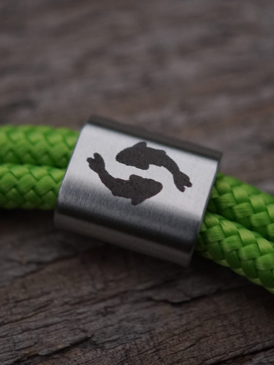 Armband für Karpfenangler mit Gravur. Armbänder für Angler hier bestellen. Tolles Geschenk für Angler.