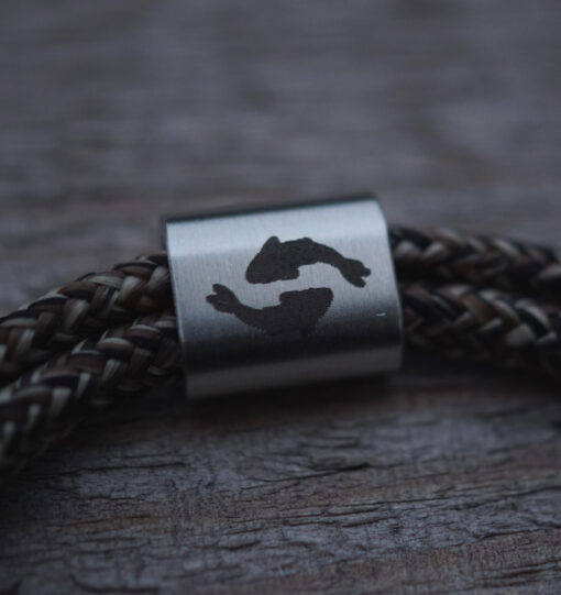 Carp Life Karpfen Armband für Angler in brown camo mit hochwertiger Gravur. Tolle Armbänder für Angler - ein besonderes Geschenk für Angler.