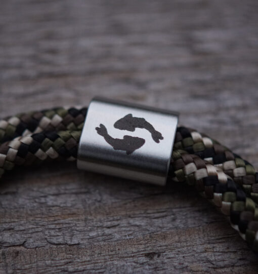 Carp Life Karpfen Armband für Angler in camouflage mit hochwertiger Gravur. Tolle Armbänder für Angler - ein besonderes Geschenk für Angler.