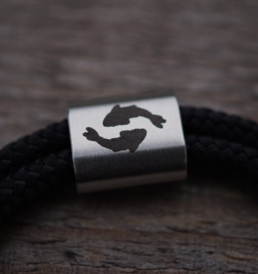 Carp Life Karpfen Armband für Angler in schwarz mit hochwertiger Gravur. Tolle Armbänder für Angler - ein besonderes Geschenk für Angler.