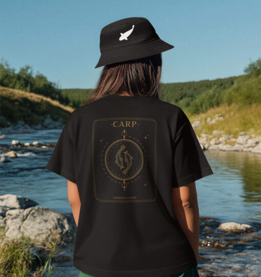 Carp Style Karpfen Bucket Hat für Karpfenangler: Anglerhut mit Stick für Karpfenangler. Besonderer Fischerhut aus Bio-Baumwolle mit elegantem Karpfen Stick. Ein toller Hut für Angler - ideal auch als Angler Geschenk.