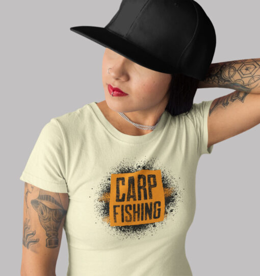 Bio T-Shirt für Anglerinnen: Carp fishing sprayed Bio Carp Shirt für Angler.