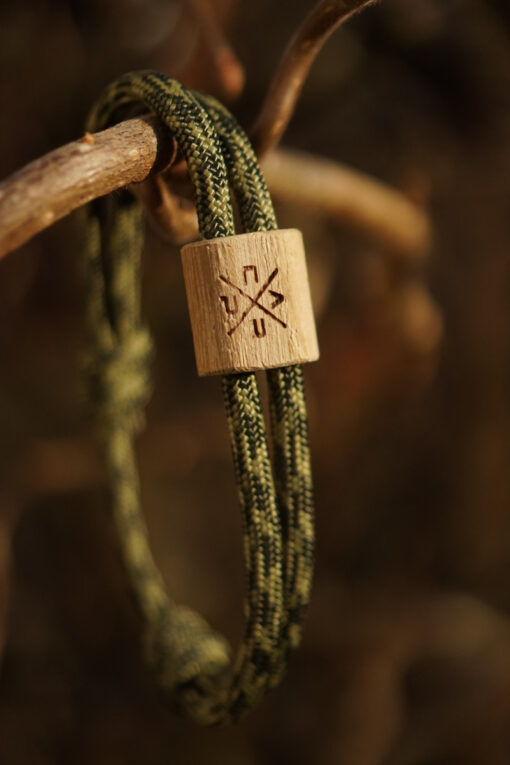 Segeltau Armband für Karpfenangler aus Holz mit Gravur in camouflage. Geschenke für Karpfenangler hier bestellen.