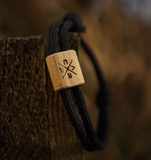 Segeltau Armband für Karpfenangler aus Holz mit Gravur in schwarz. Geschenke für Karpfenangler hier bestellen.