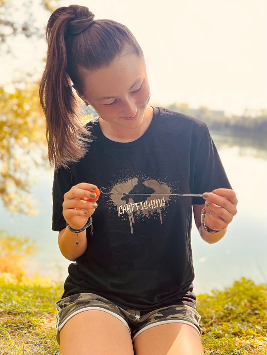 Carpfishing T-Shirt im urban style für Karpfenangler. Streetwear für Karpfenangler. Das unixsex T-Shirt für Angler und Anglerinnen.