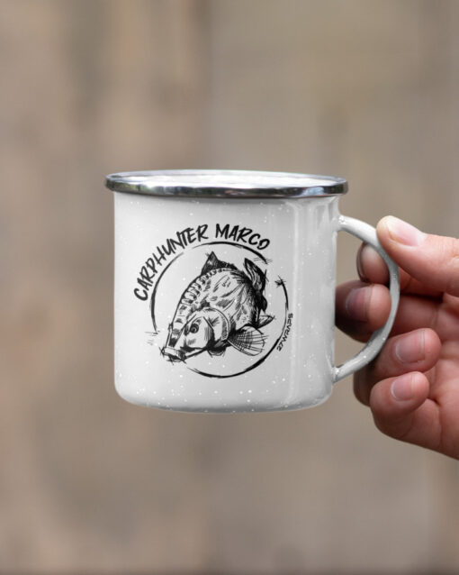 Personalisierte Emaille Tasse für Karpfenangler. Karpfen Tasse als Geschenk für Angler. Carphunter Tasse für Karpfenangler hier bestellen.