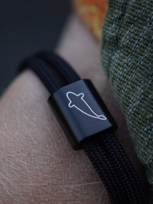 Cyprinus Karpfen Armband für Karpfenangler mit hochwertig graviertem Karpfendesign. Tolle Armbänder für Angler - ein besonderes Geschenk für Angler.