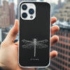 Bedruckte Handyhülle für Karpfenangler mit elegantem Libellenmotiv. Handyhüllen für Naturfreunde sind ist ein tolles Geschenk für Angler. Handyhüllen für Karpfenangler hier bestellen. Handyhülle Apple iPhone, Samsung Galaxy, Google Pixel und viele mehr!