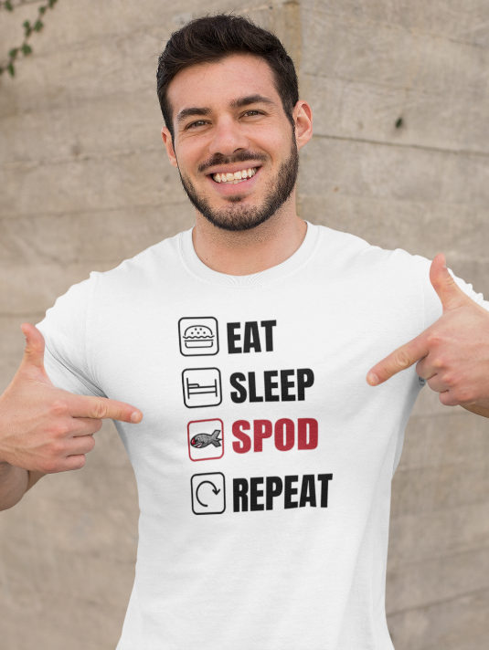 T-Shirts für Angler - tolle Angler Geschenke von 27Wraps. Das Eat, Sleep, Spod, Repeat Shirt aus Bio Baumwolle ist ein tolles Geschenk für Karpfenangler.