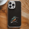 Bedruckte Eisvogel Handyhülle für Karpfenangler mit elegantem Eisvogel Motiv. Handyhüllen mit Naturmotiven sind ein tolles Geschenk für Angler. Handyhüllen für Karpfenangler hier bestellen. Handyhülle Apple iPhone, Samsung Galaxy, Google Pixel und viele mehr!