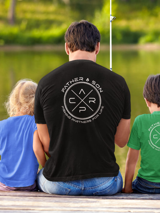 Carp Fishing Partners T-Shirt. Tolles Geschenk für angelnde Väter.