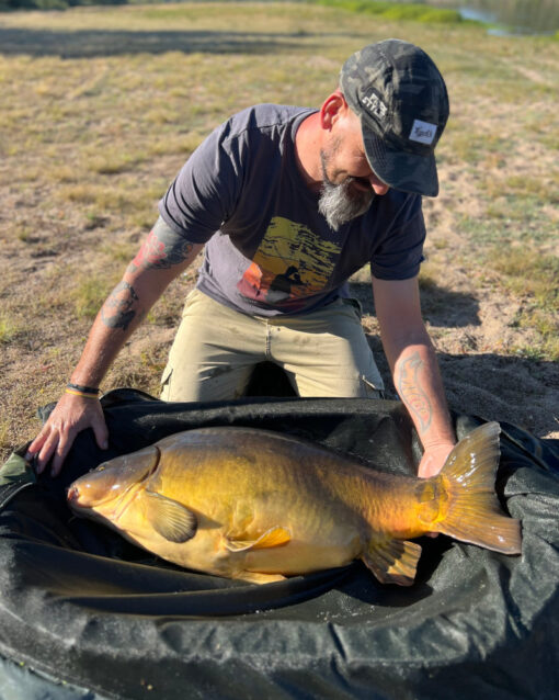 Angler T-Shirt mit einem drillenden Karpfenangler. Das Fish On T-Shirt für Karpfenangler.