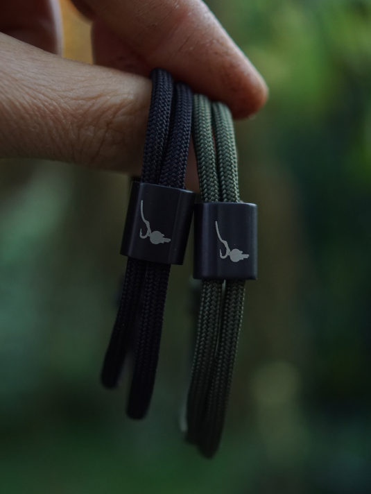 Hookbait Graffiti Boilie Armband für Karpfenangler mit hochwertig graviertem Karpfendesign. Tolle Armbänder für Angler - ein besonderes Geschenk für Angler.