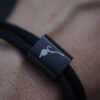Hookbait Graffiti Boilie Armband für Karpfenangler in schwarz mit hochwertiger Gravur. Tolle Armbänder für Angler - ein besonderes Geschenk für Angler.