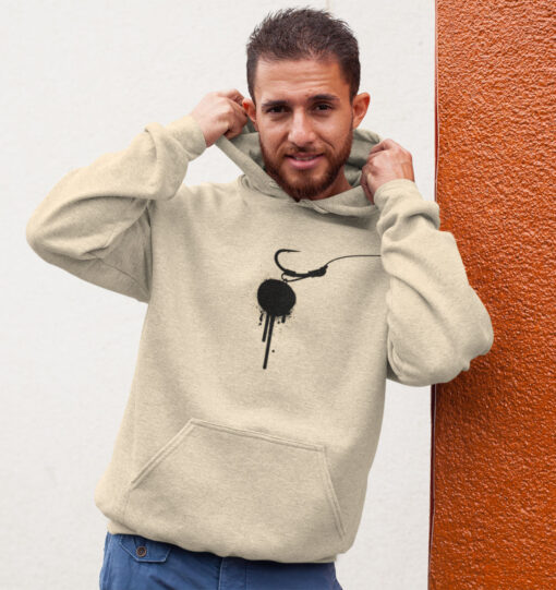 Hookbait Graffiti Hoodie für Karpfenangler: ein Boilie am D-Rig gedruckt auf einem Karpfen Hoodie aus Bio-Baumwolle. Besondere Bekleidung für Karpfenangler.