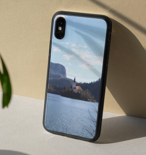 Handyhülle für Karpfenangler vom Lake Bled: das perfekte Geschenk für Karpfenangler! Angeln am Bleder See als Motiv fürs Smartphone.