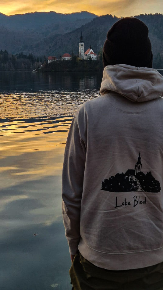 Der Lake Bled Hoodie für Karpfenangler mit elegantem Rückendruck. Karpfen Hoodie aus Bio-Baumwolle mit besonderem Bled Druck. Ein tolles Geschenk für Karpfenangler.
