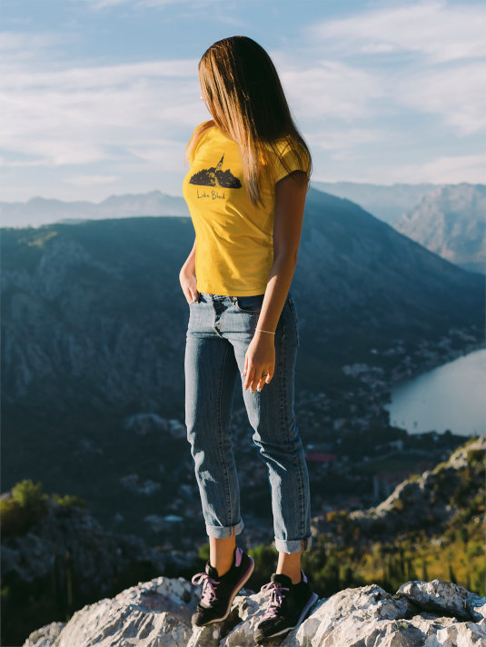 Karpfenangeln am Bled. Wir haben das passenden Damen T-Shirt dafür.