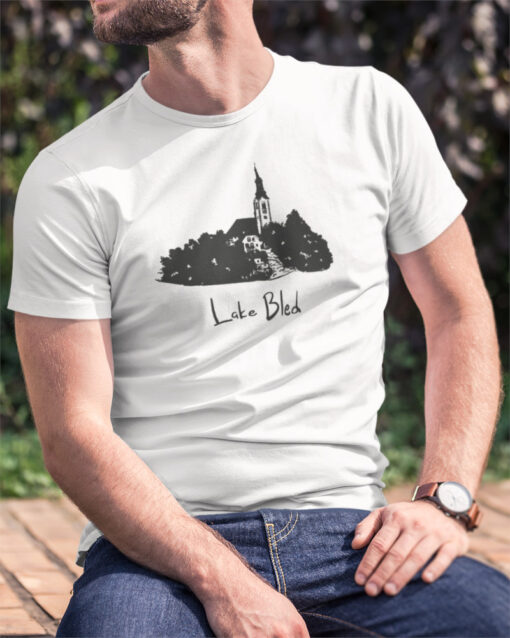 T-Shirt mit Lake Bled Motiv für Karpfenangler.