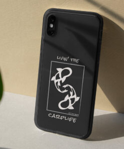 Bedruckte Handyhülle für Karpfenangler mit elegantem Karpfendesign. Handyhüllen mit Anglermotiven sind ist ein tolles Geschenk für Angler. Handyhüllen für Karpfenangler hier bestellen. Handyhülle Apple iPhone, Samsung Galaxy, Google Pixel und viele mehr!