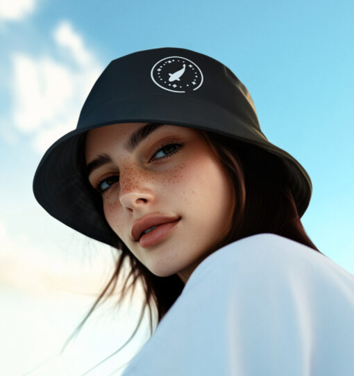 Moon Carp Bucket Hat für Karpfenangler: Anglerhut mit Stick für Karpfenangler. Besonderer Fischerhut aus Bio-Baumwolle mit elegantem Karpfen Stick. Ein toller Hut für Angler - ideal auch als Angler Geschenk.
