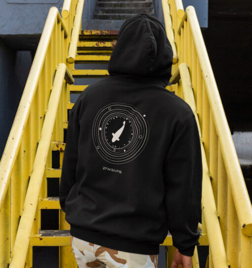 Premium Bio Karpfen Hoodie für Karpfenangler: Moon Carp Hoodie für Karpfenangler mit Rückendruck. Ein tolles Angler Geschenk.