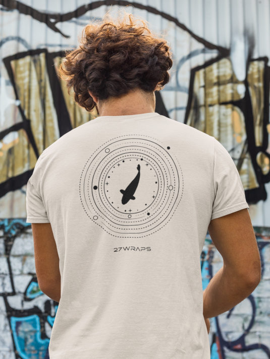 T-Shirts für Angler - tolle Angler Geschenke von 27Wraps. Das Moon Carp Shirt aus Bio Baumwolle ist ein tolles Geschenk für Karpfenangler.