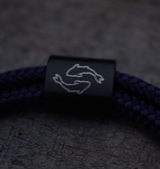 Pisces Karpfen Armband für Karpfenangler in dunkelblau mit hochwertiger Gravur. Tolle Armbänder für Angler - ein besonderes Geschenk für Angler.