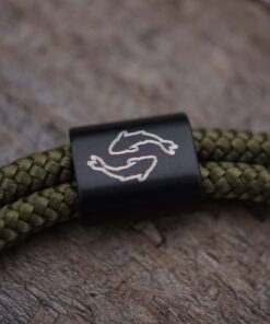 Pisces Karpfen Armband für Karpfenangler in olivgrün mit hochwertiger Gravur. Tolle Armbänder für Angler - ein besonderes Geschenk für Angler.