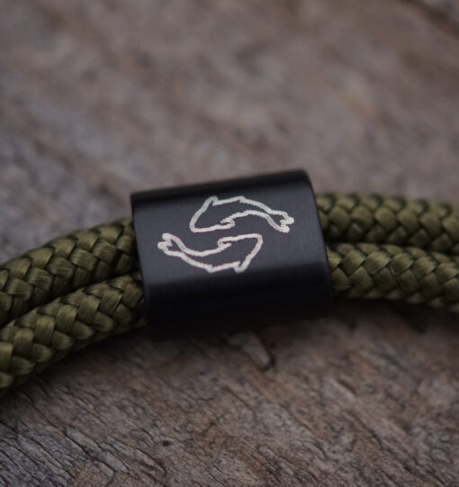 Pisces Karpfen Armband für Karpfenangler in olivgrün mit hochwertiger Gravur. Tolle Armbänder für Angler - ein besonderes Geschenk für Angler.