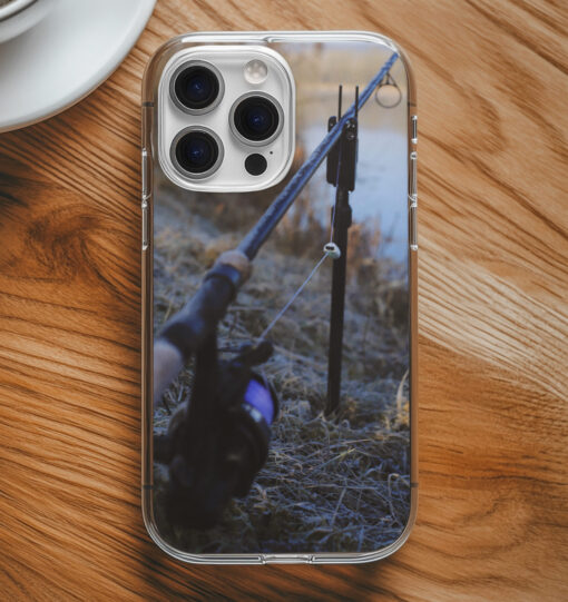 Bedruckte Handyhülle für Karpfenangler mit elegantem Fotodruck vom Karpfenangeln. Handyhüllen mit Anglermotiven sind ein tolles Geschenk für Angler. Handyhüllen für Karpfenangler hier bestellen. Handyhülle Apple iPhone, Samsung Galaxy, Google Pixel und viele mehr!