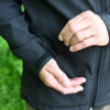 Softshell Jacke für Karpfenangler: warme, bequeme Angler Softshell Jacke mit Stick. Windabweisende Karpfen Jacke zum Angeln mit Ärmeln mit Klettverschluss. Ein besonderes Geschenk für Karpfenangler.